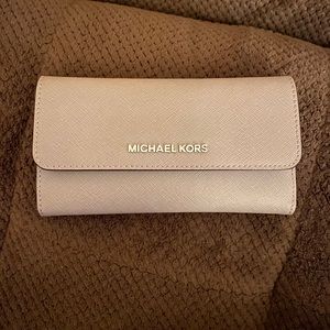 🌟Like new Michael Kors gray wallet🌟